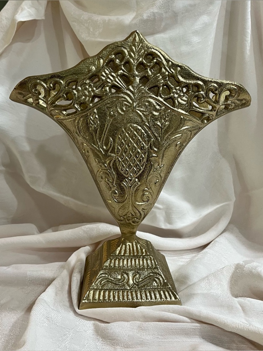 Vtg cast metal fan-shaped Victorian  design, pierced filigree, pineapple motif.